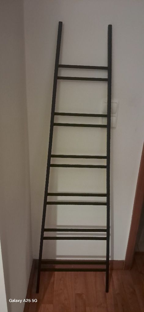 Escada preta decoração quarto ou sala