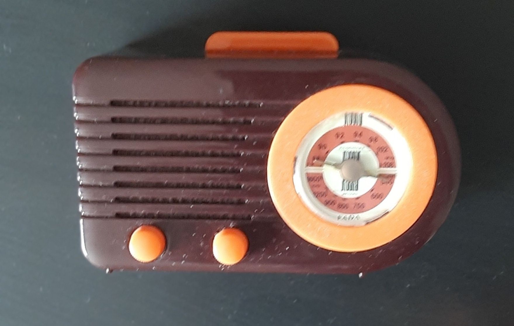 Miniaturas de radios antigos