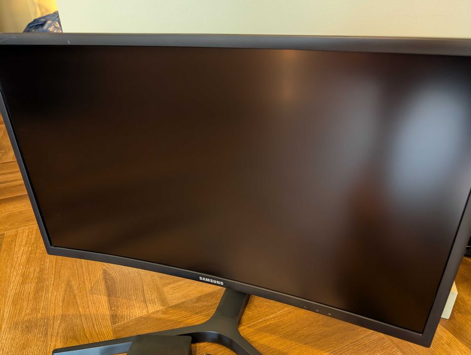 Monitor Samsung C24FG73 24" 144Hz VA Quantum Dot 1800R