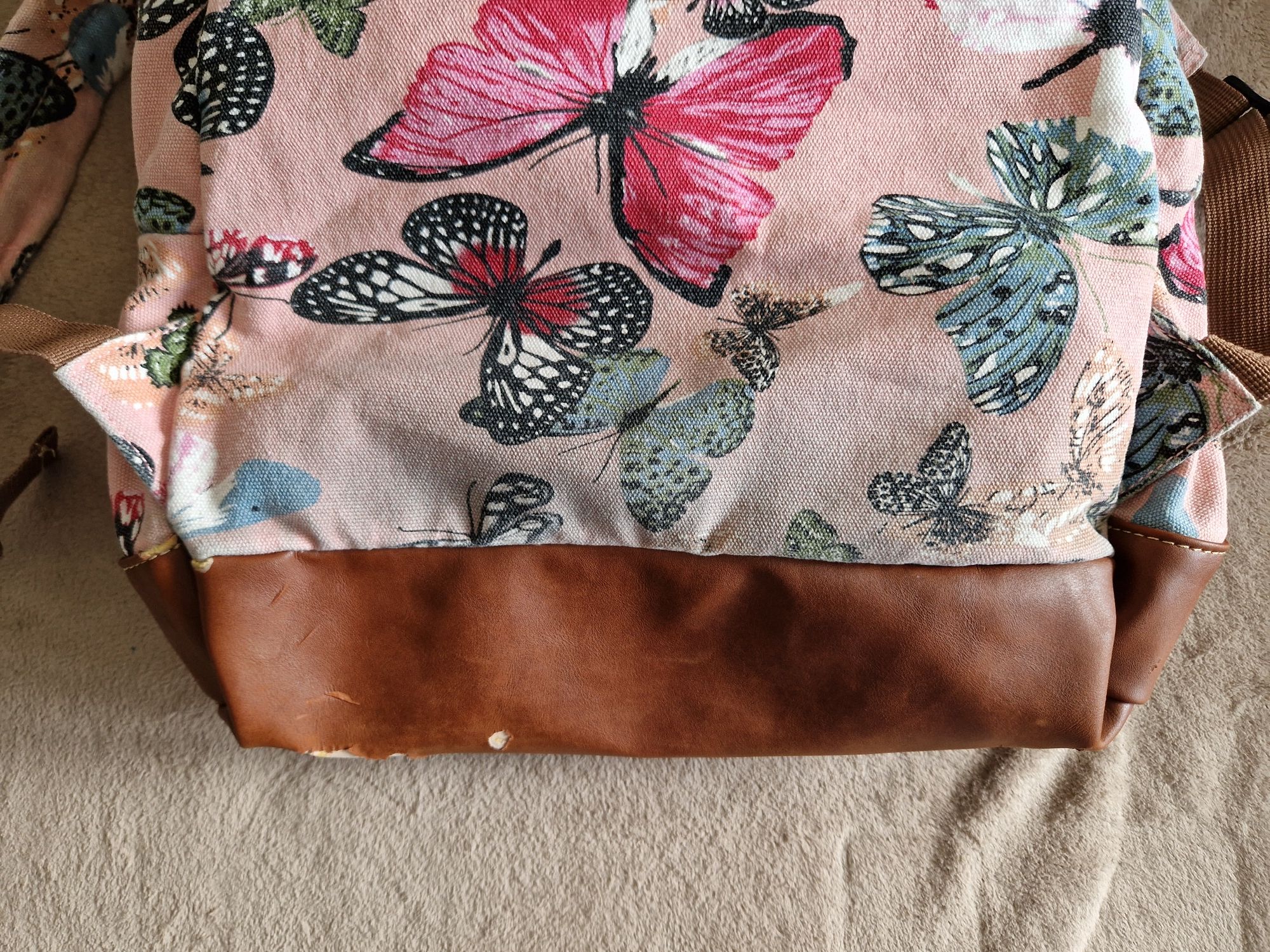 Różowy plecak w motyle