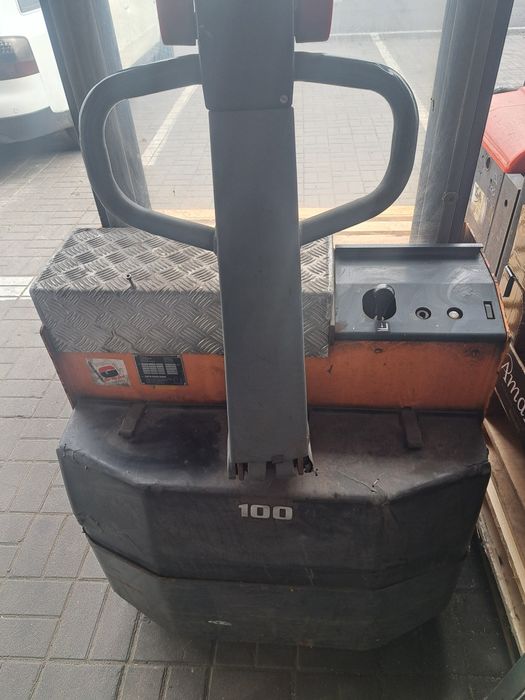 Wozek widlowy elektryczny