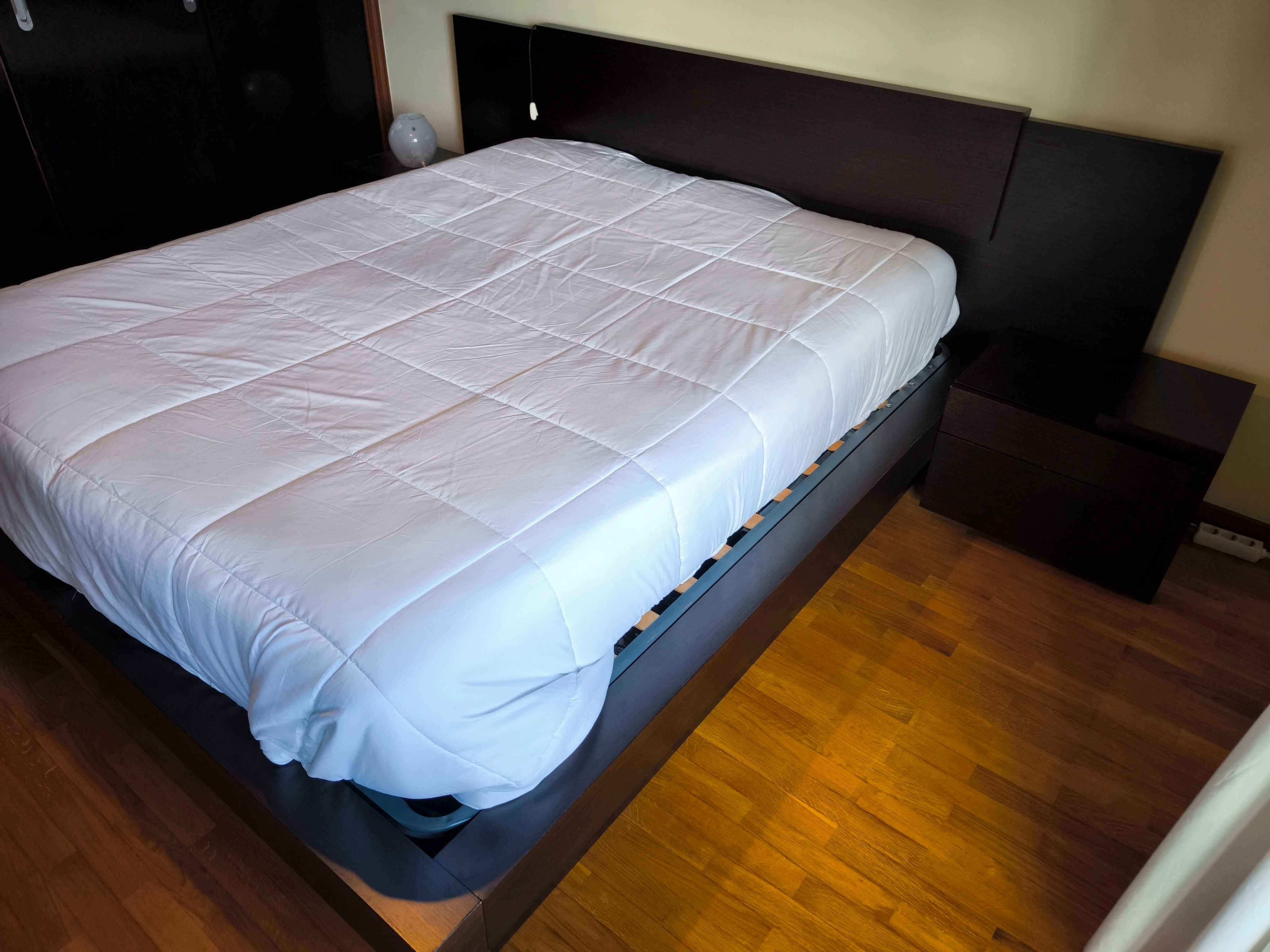 Cama de casal 200x160 com muita arrumação e mesinhas cabeceira