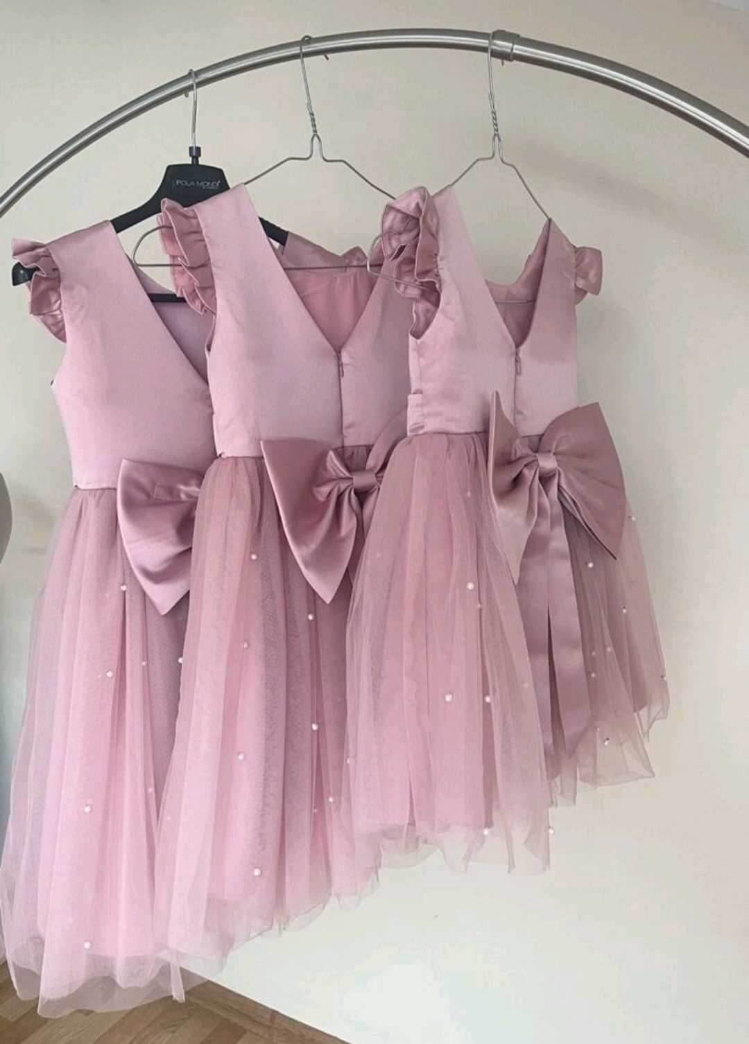 Elegancka sukienka w stylu księżniczki z tiulu z falbankami