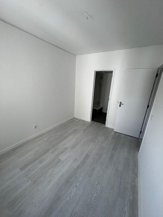 Apartamento T3 sem móveis remodelado no Monte Estoril-Arrendamento
