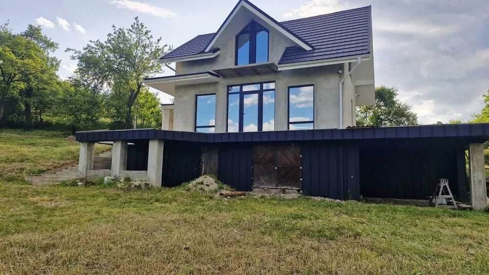 Продаж будинку з великою земельною ділянкою