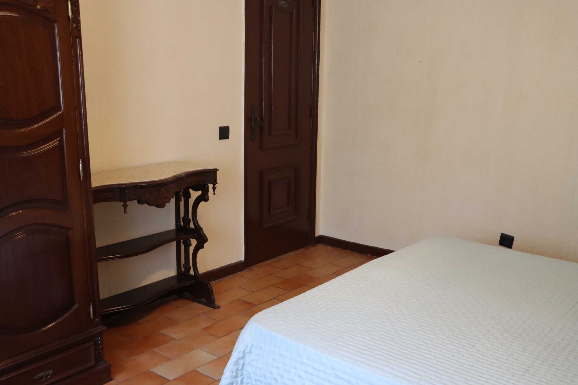 aluga-se um quarto com casa de banho individual para mulheres