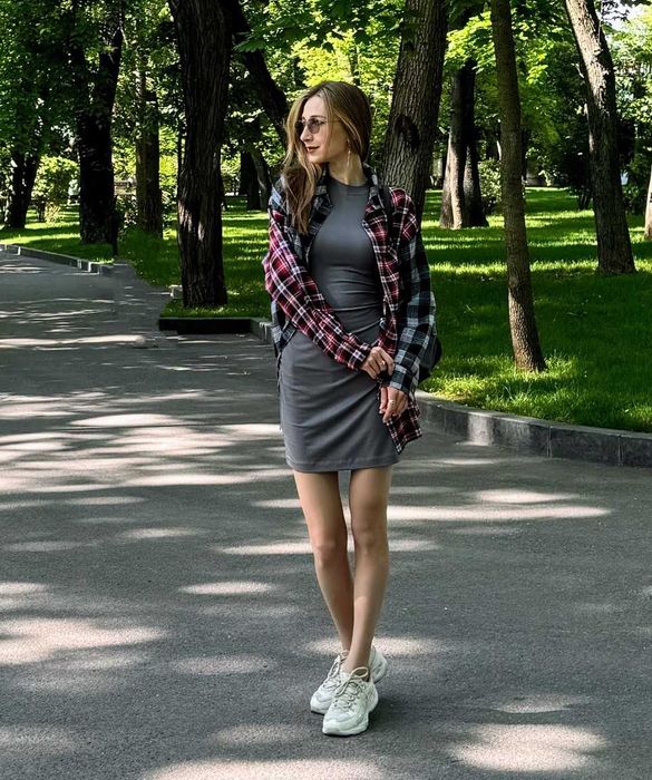 Элегантное облегающее платье с длинным рукавом