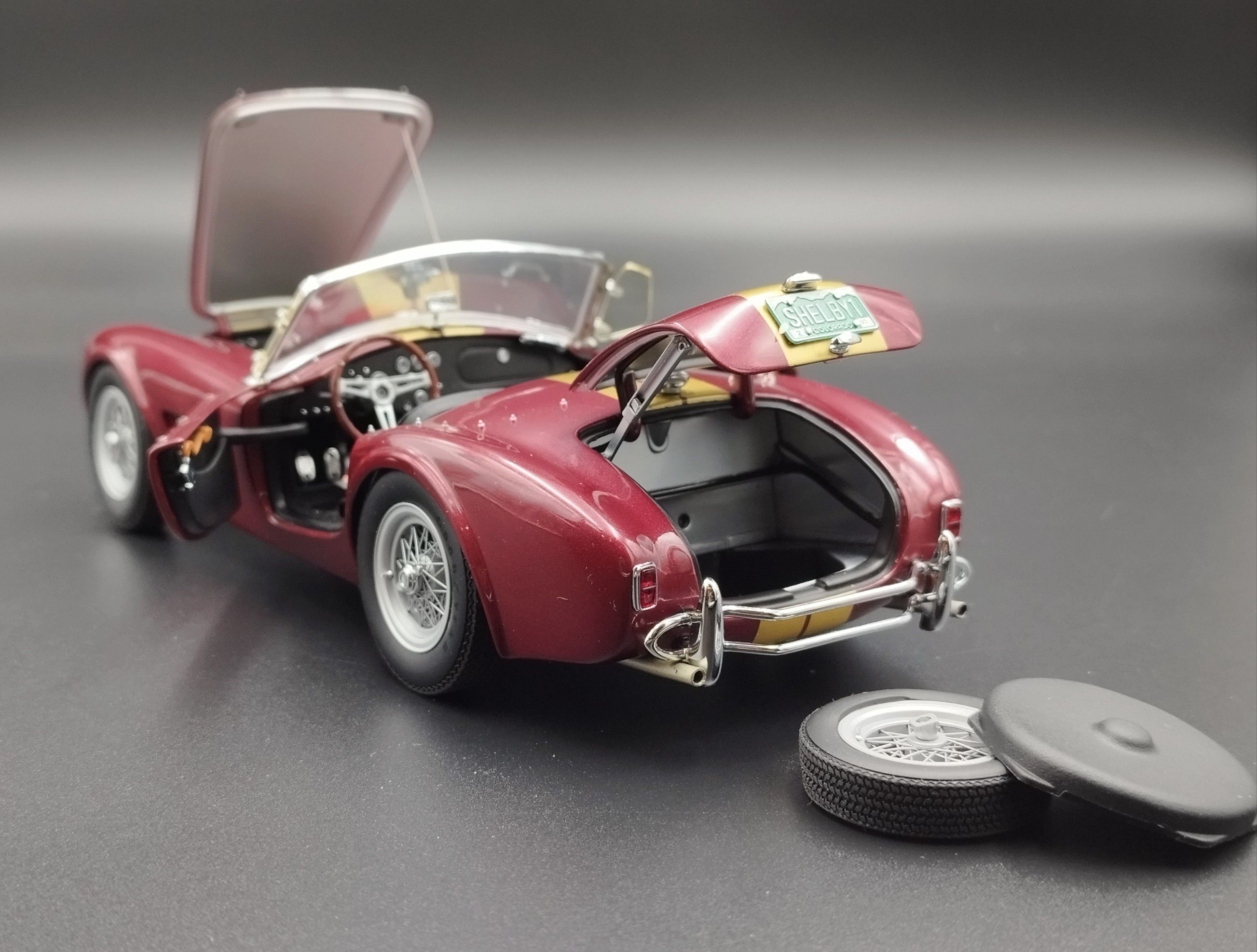 Exoto 1:18 1963 Shelby AC Cobra 289 Roadster Burgundy  Gold Stripes