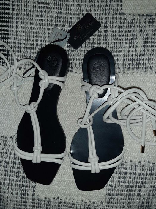 Sandálias na cor cru todas em pele
Massimo Dutti_Novas