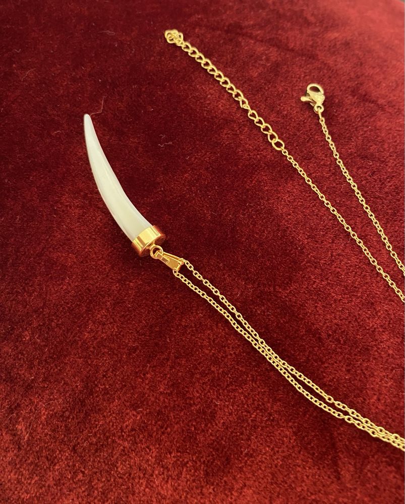 Colar dourado com chifre