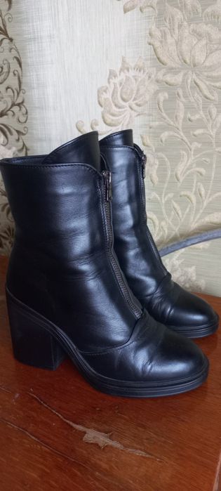 Шкіряні стильні зимові сапоги на каблуку