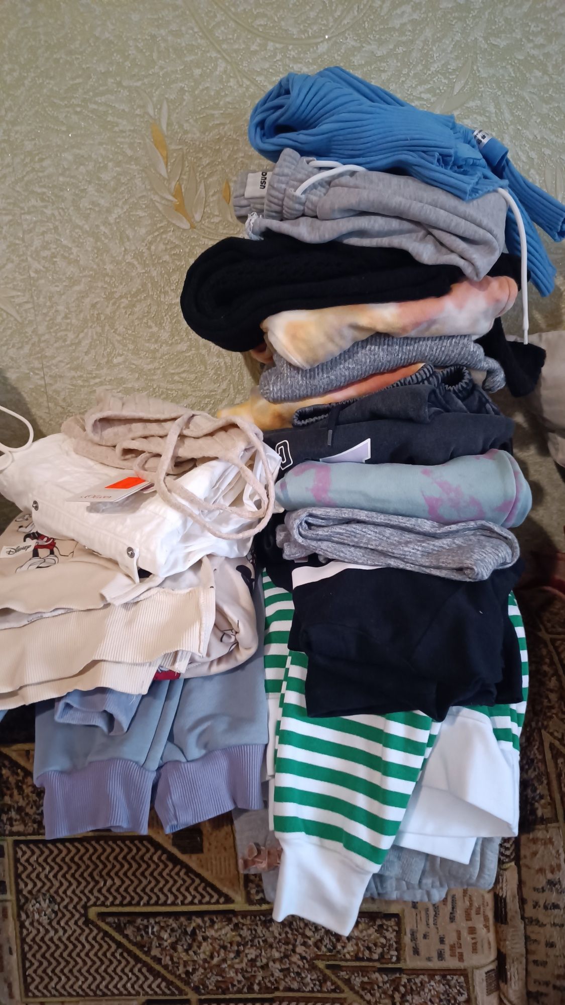 Продам вещи фирменные два пакета