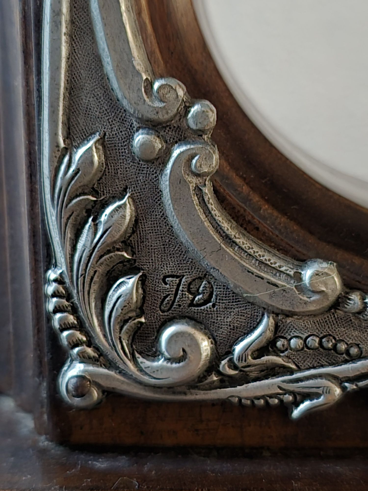 Relógio de Mesa em Madeira c/ Aplicações em estanho J.D.