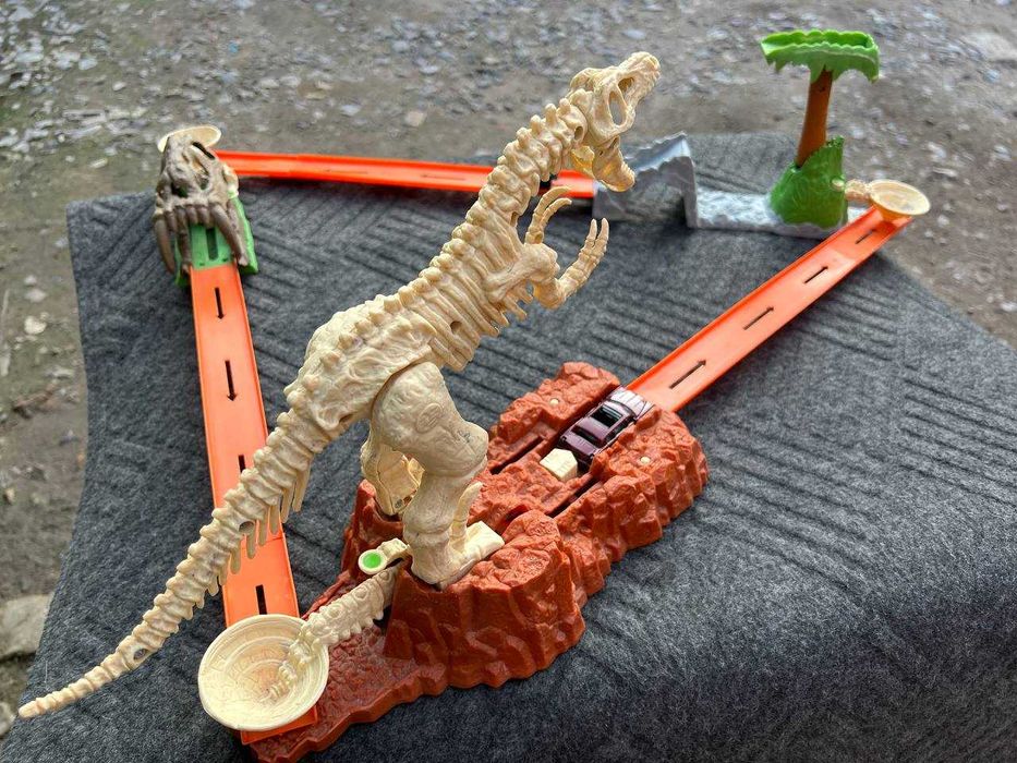 Ігровий Набір ТРЕК - Hot Wheels (Динозавр скелет) Mattel 2008 року