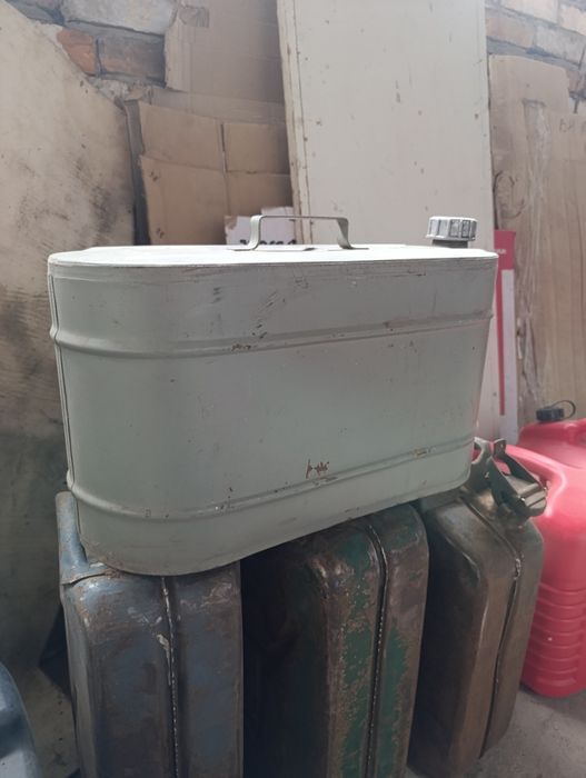 Каністра металева 20 л. Пластикові