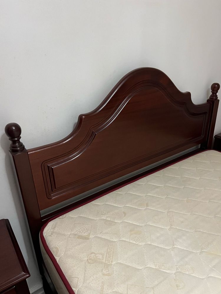 Conjunto cama e mesas de cabeceira