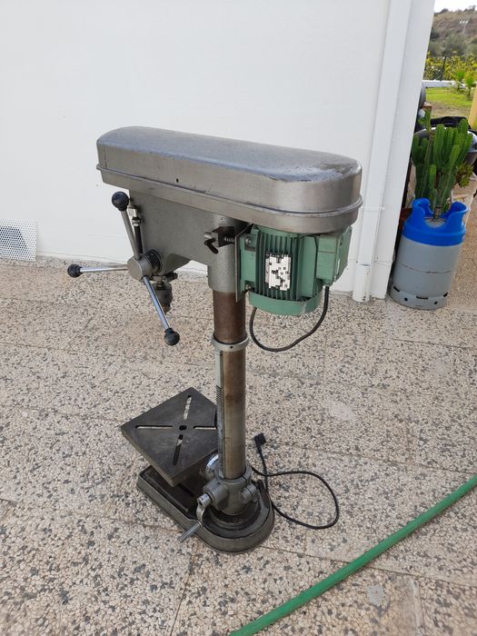 Máquina de furar com coluna