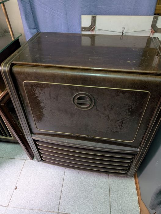 Vendo dois móveis com rádio e giradiscos.dicos.