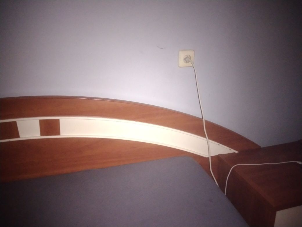 Łóżko sypialniane ze stelażem