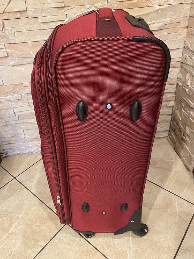 Duża nowa walizka