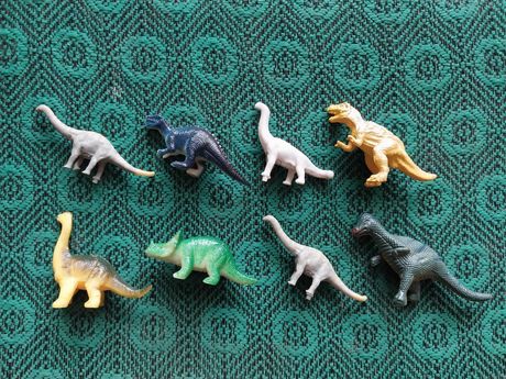 Набір фігурок динозаврів та диких тваринок.