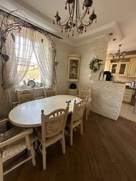 Продаж будинку з ремонтом, з подвір'ям Винники