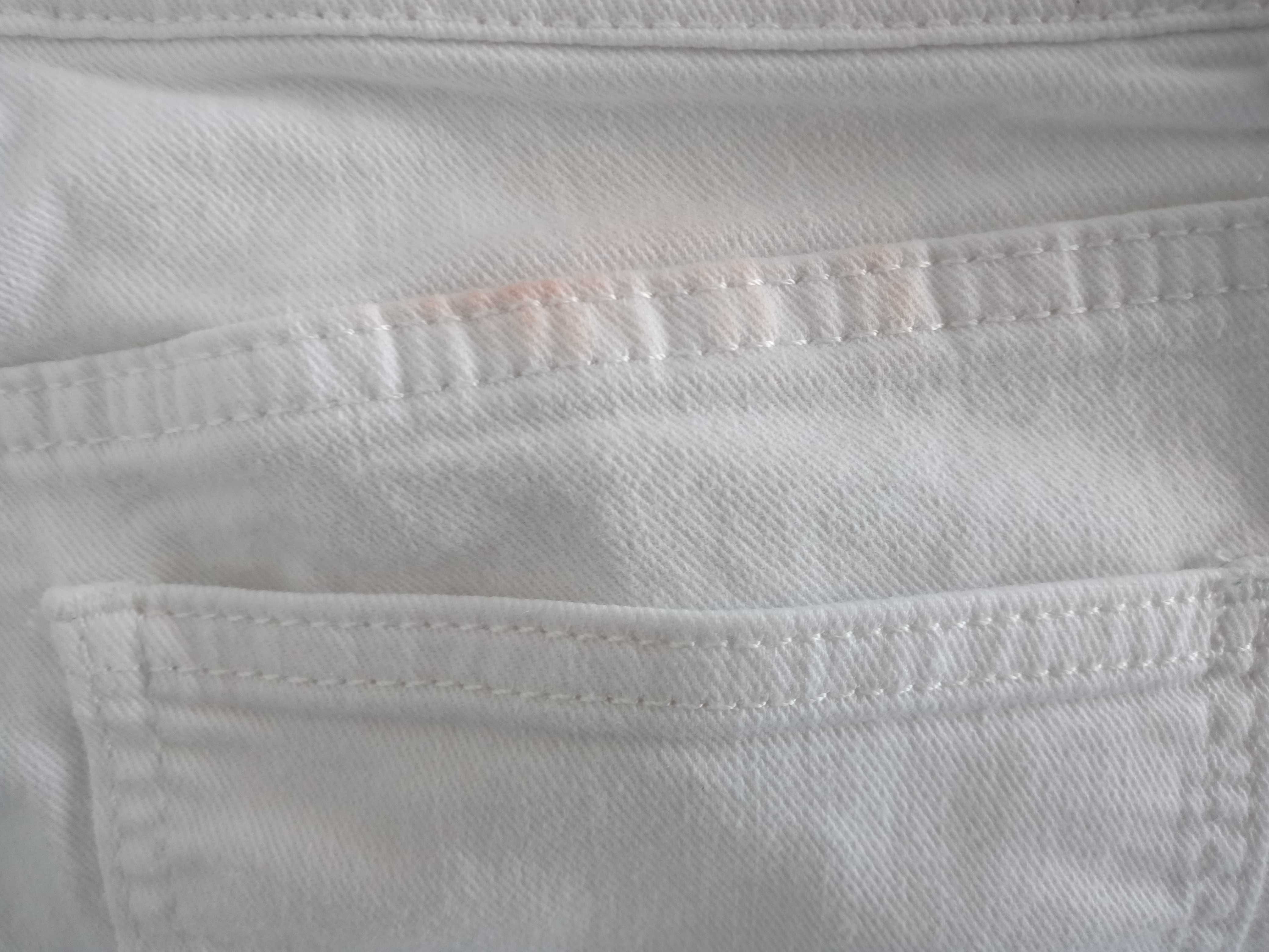 Białe spodnie (jeans)