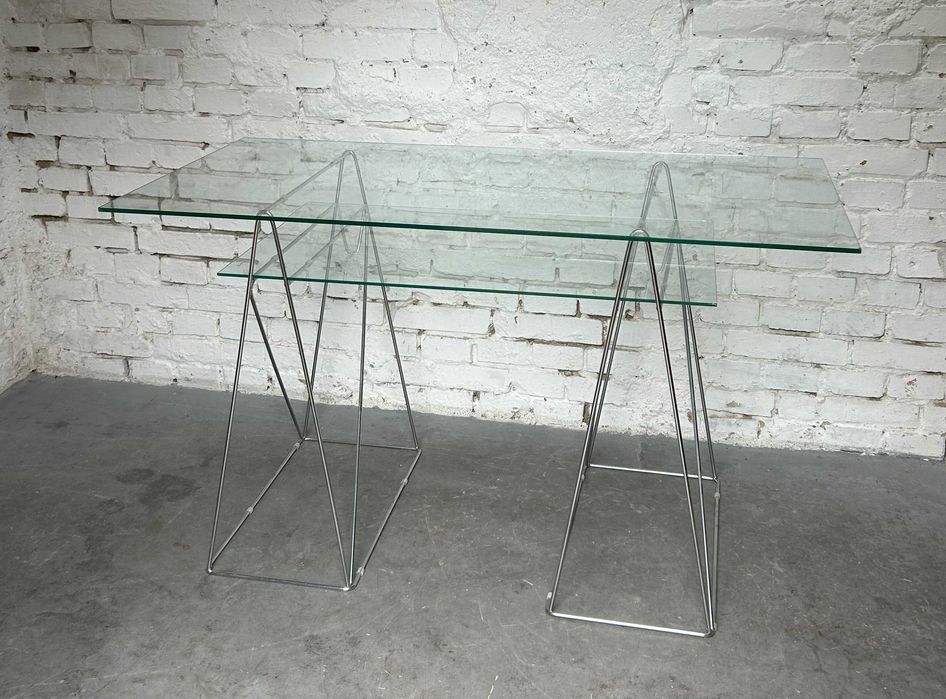 Szklane biurko bauhaus na chromowanej podstawie