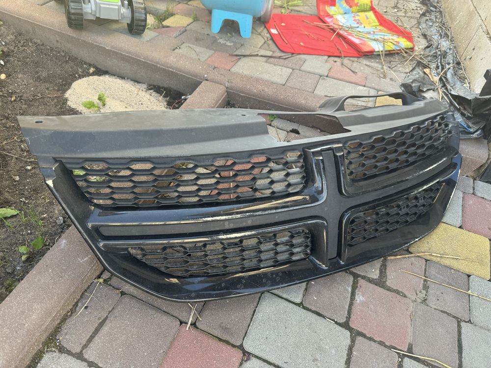 Решотка радиатора dodge journey