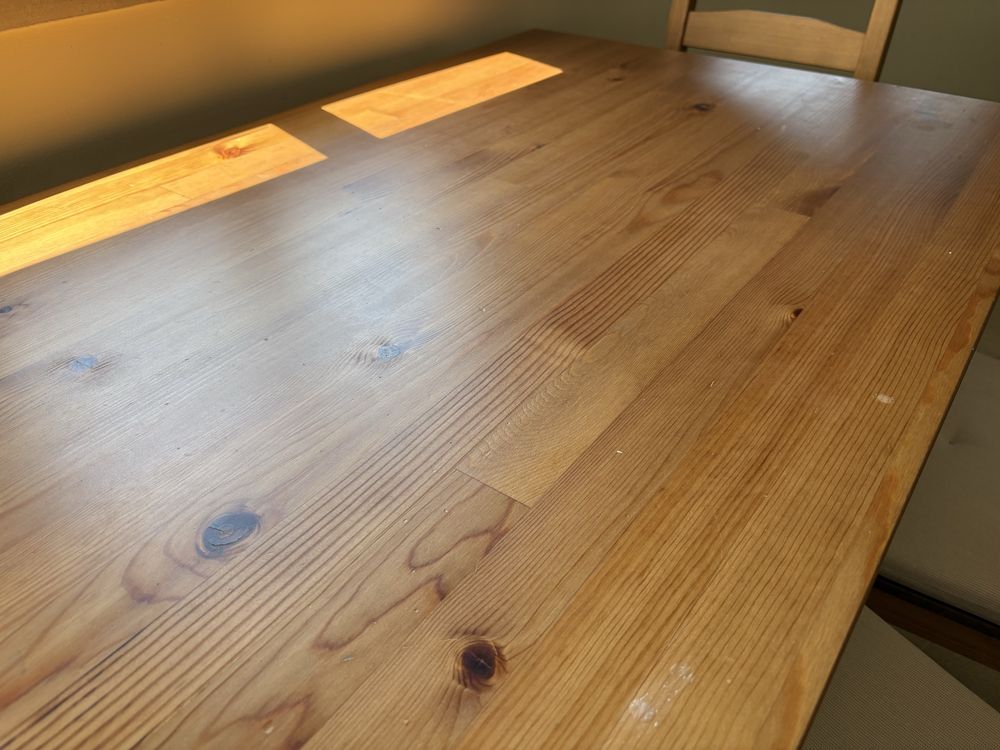 Mesa de madeira com 4 cadeiras