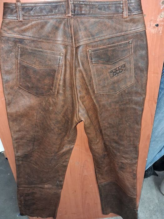 Calças em cabedal IXS. Melhor marca mundial em artigos para motard.
