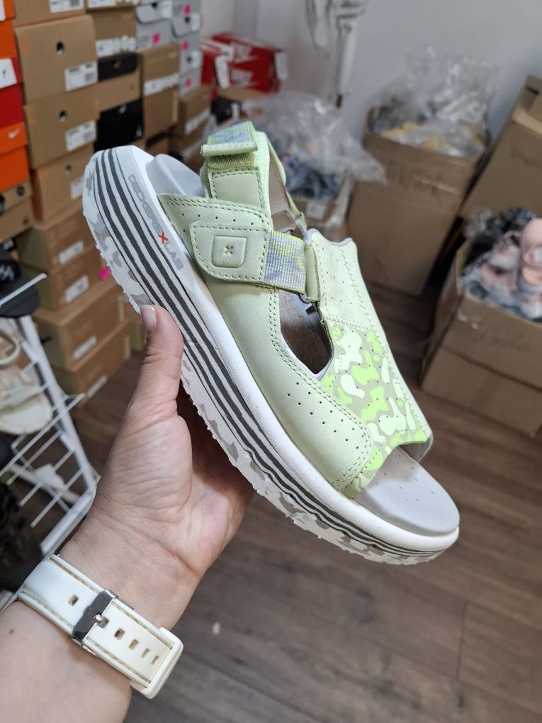 Босоніжки Deckers
