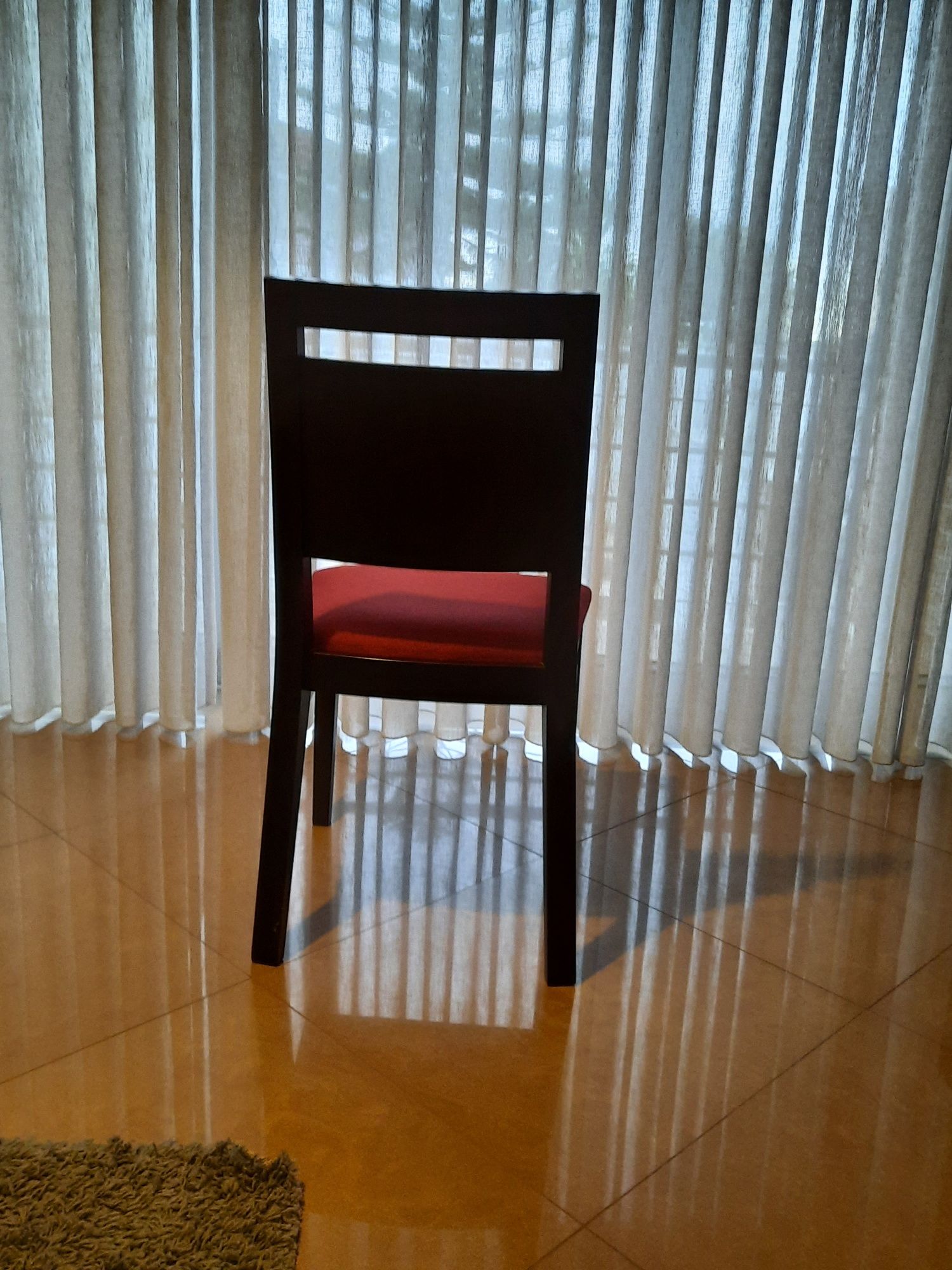 Conjunto 4 Cadeiras cor wengue com assento bordô