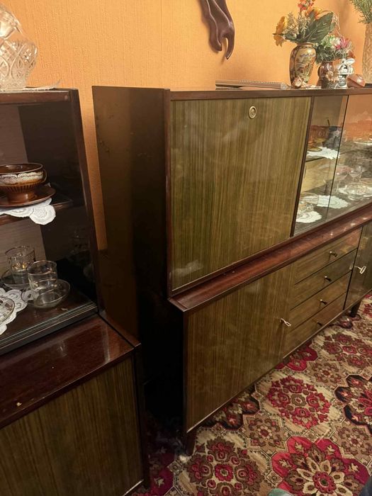 Zestaw mebli kredens z nadstawka i duza szafa ubraniowa