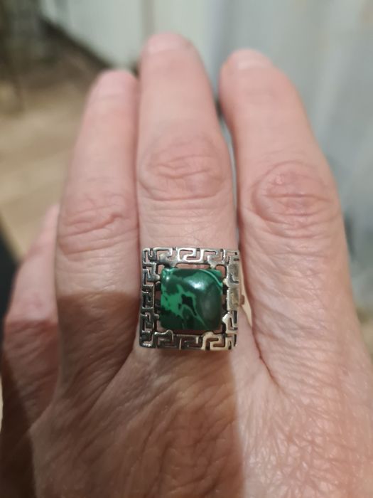 Srebrny pierścionek z  zielonym oczkiem