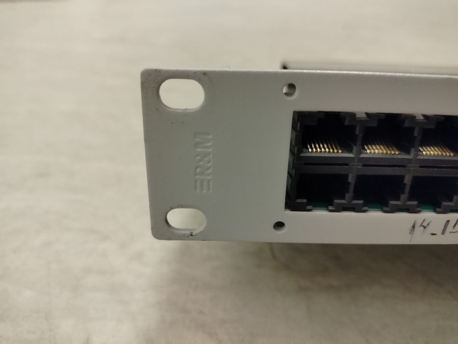 Патч-панель R&M 24 портова