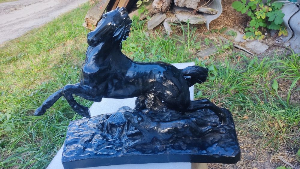 Металевий  кінь висота 30 см, довжина 40 см