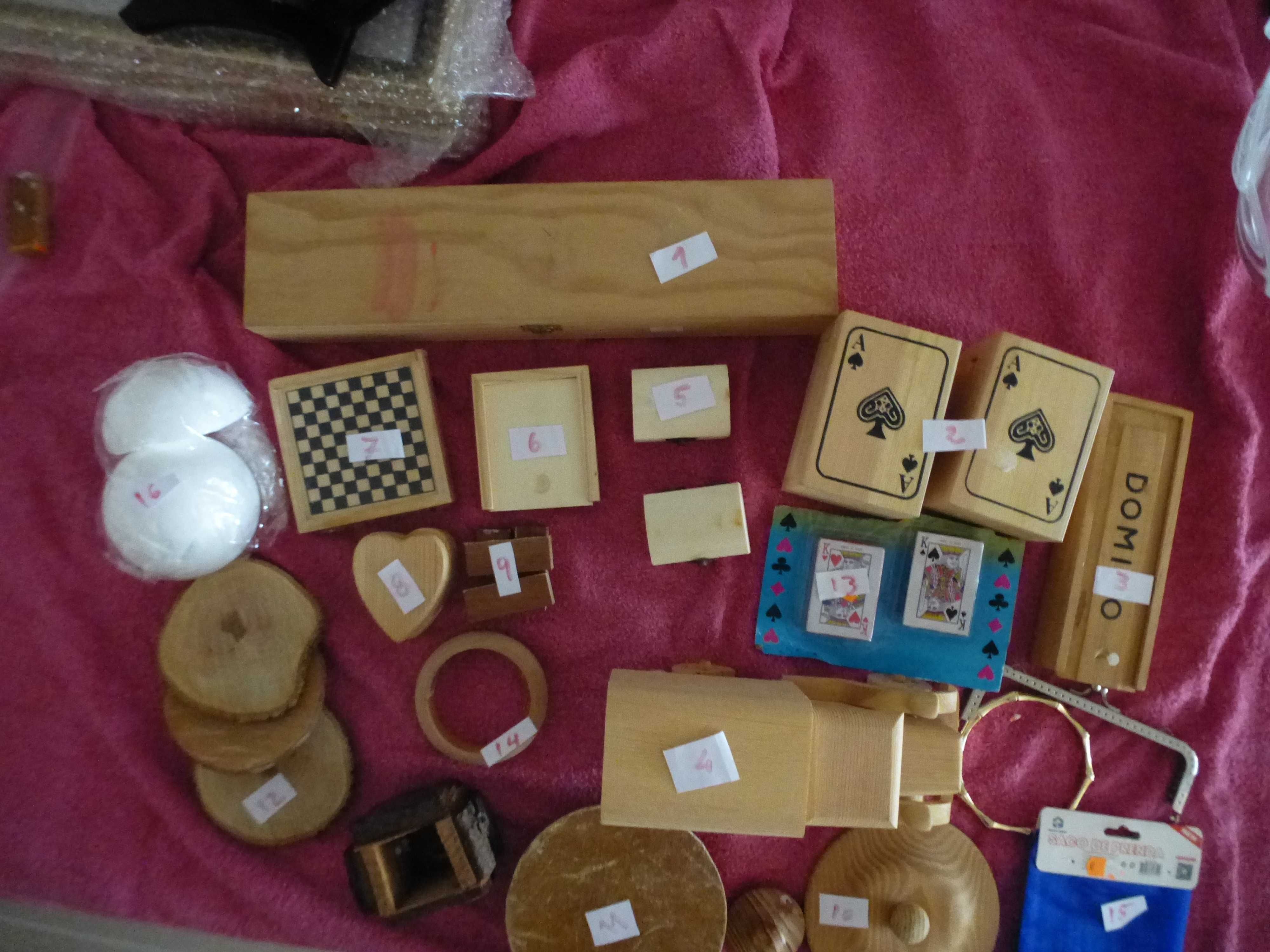 Diversas caixas e materiais para artesanato