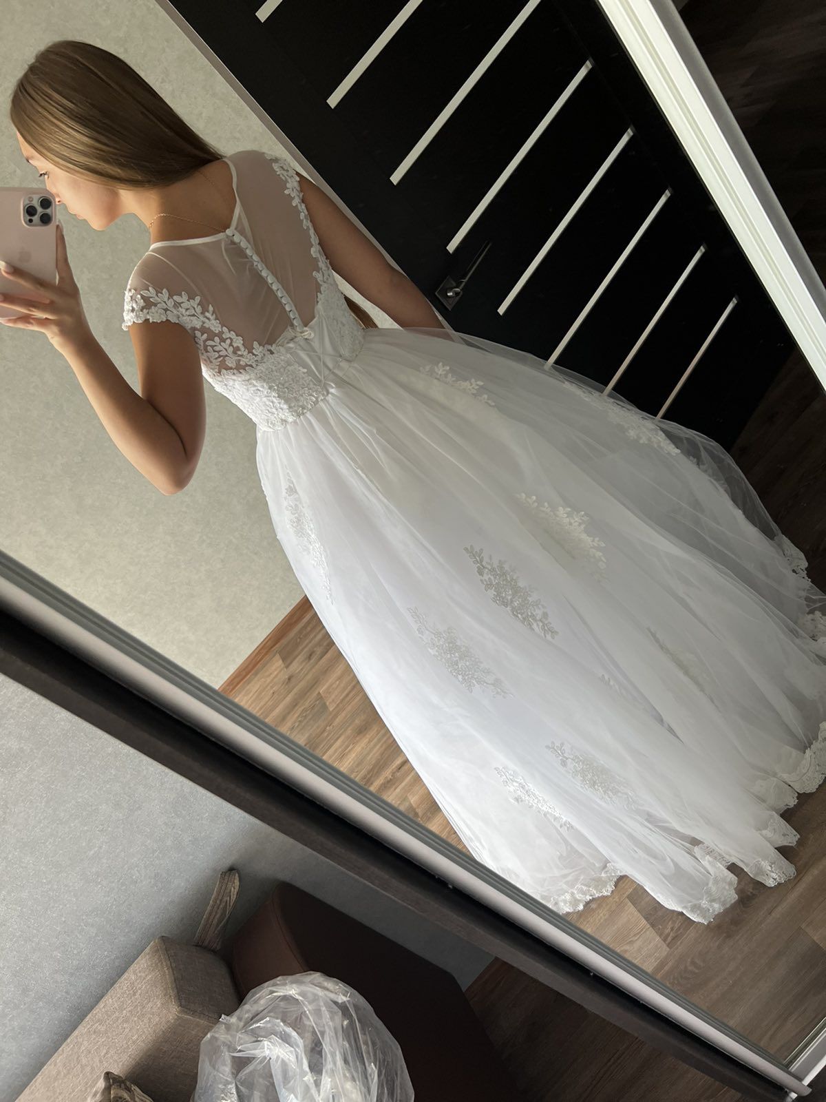 Весільну сукню .