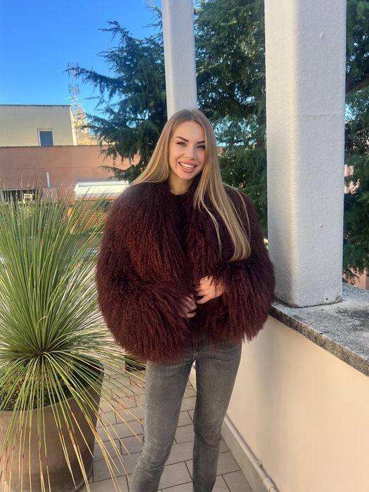 Натуральні шуби з Лами є усі розміри  бордова,.бежева, чорна