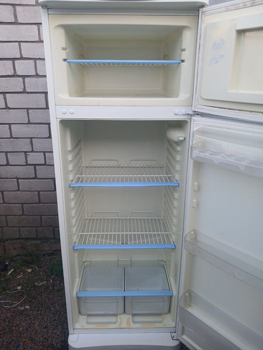 Продам двухкамерный холодильник Indesit