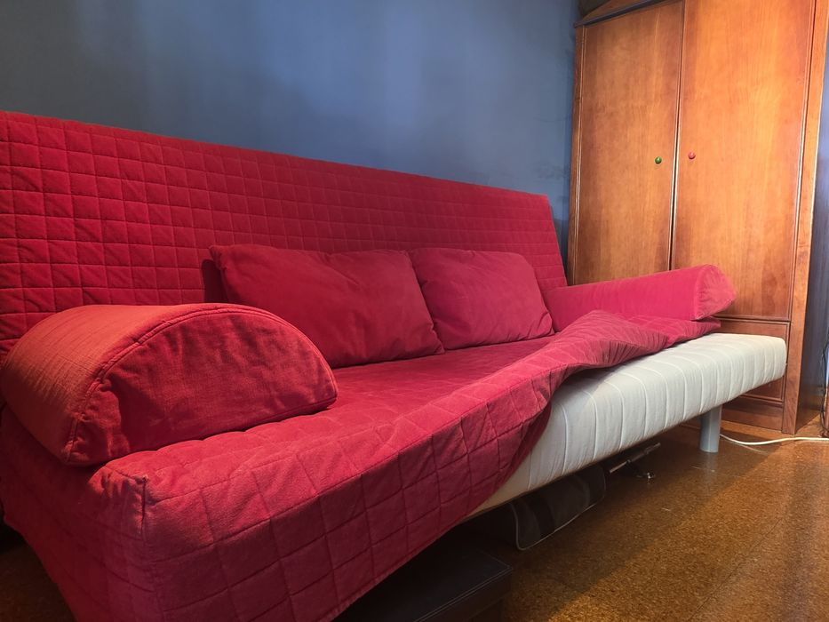 Sofa cama com capa e almofadas