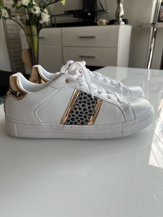 Nowe wiązane tenisówki roz 38 deichmann