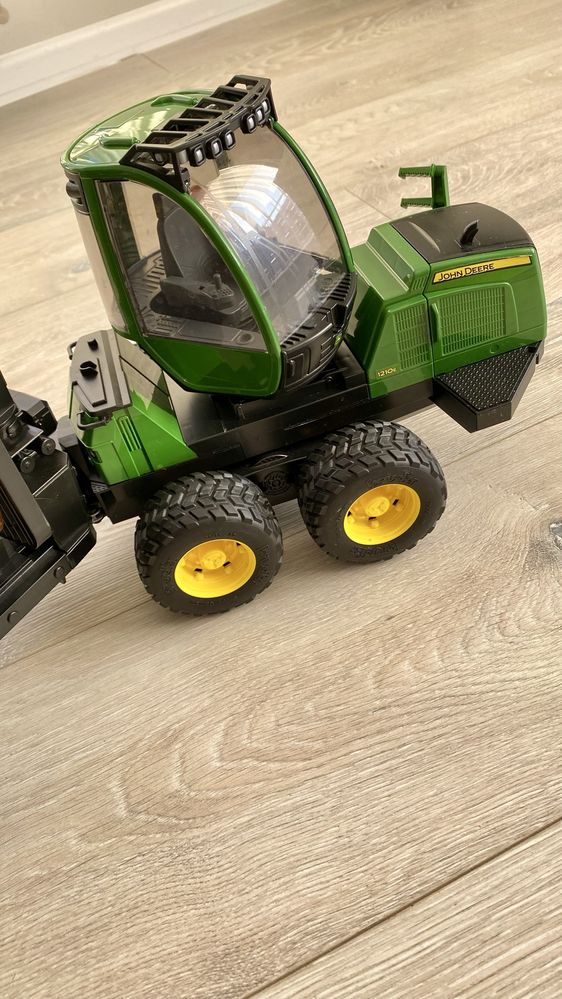 Bruder 02133 Forwarder John Deere 1210E z chwytakiem i 4 pniami