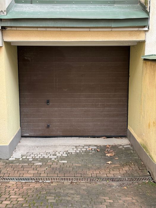 Гараж центр Івано-Франківськ ,вул. Чорновола вхід у парк Шевченка.