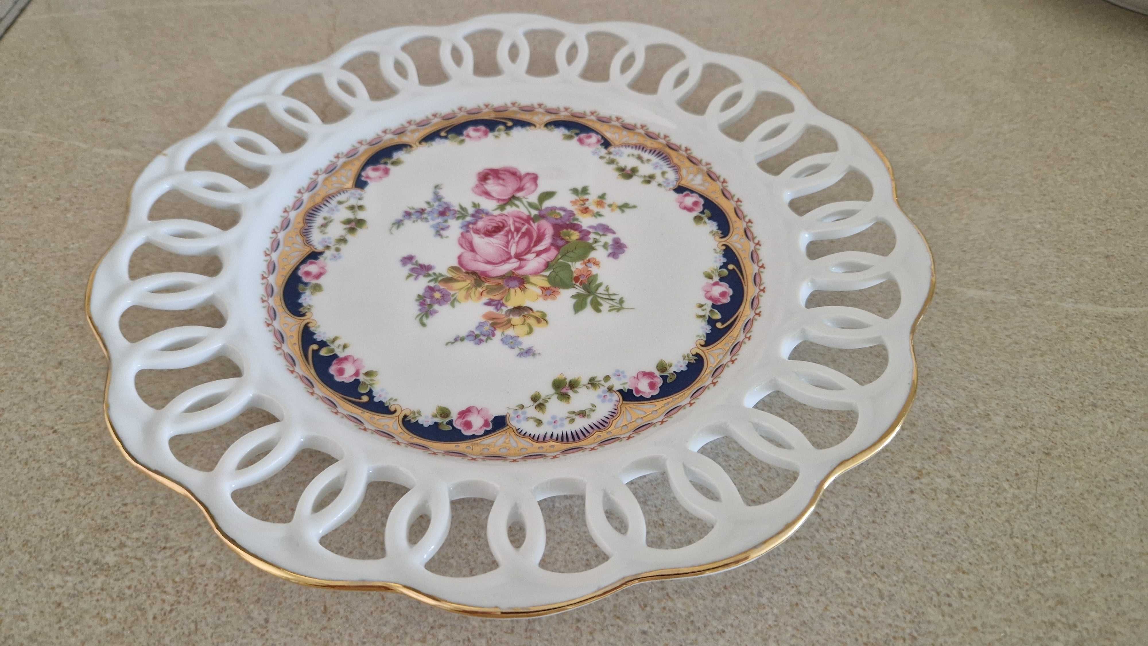 Prato decorativo de porcelana, T. Limoges, pintado à mão