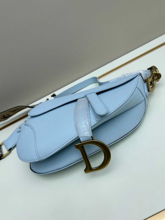 Dior torba na siodło niebieski saddle tekstura dłoni, torebka