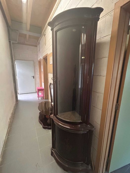 Móvel vitrine em canto