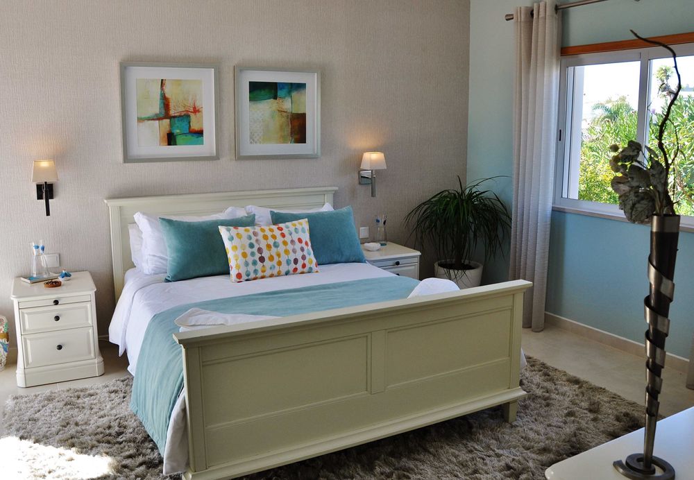 Bonita base de cama de casal com cabeceira