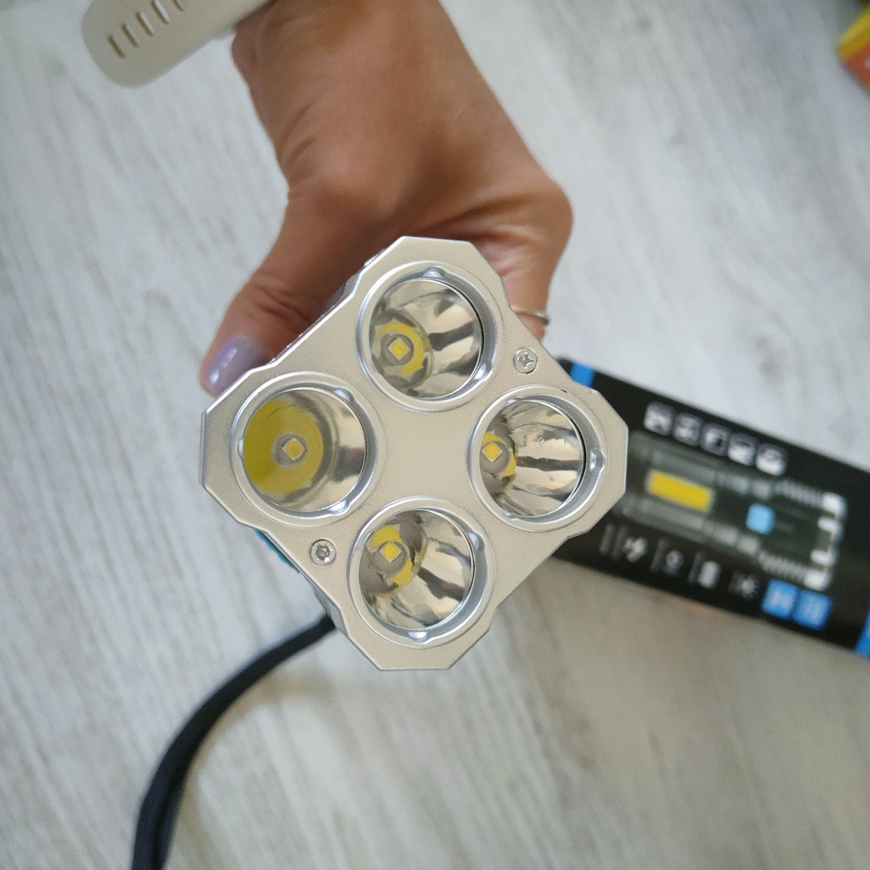 Latarka LED 4 lampy
